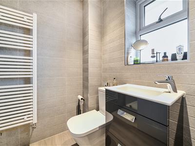 En Suite Shower Room: